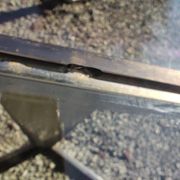 Table pietement chromé et verre fumé année 70 avec allonges