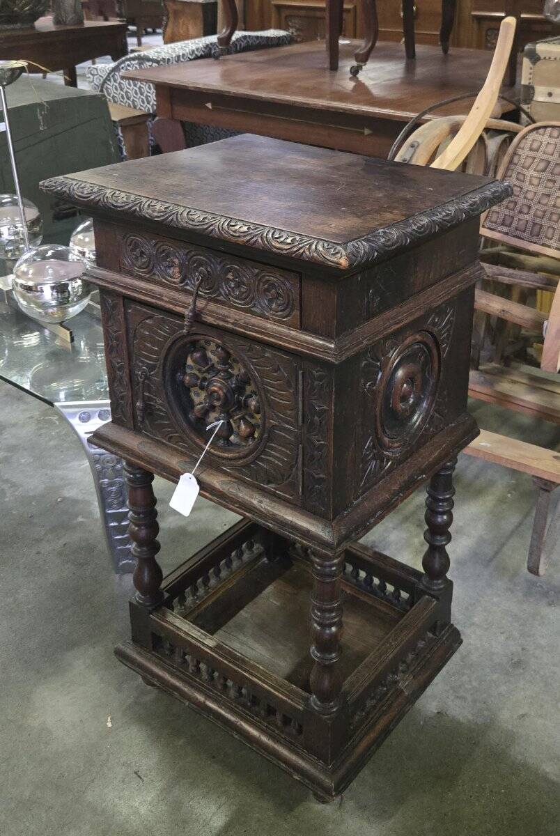 Meuble d’appoint / chevet Breton ancien en chene sculpté / XIXeme