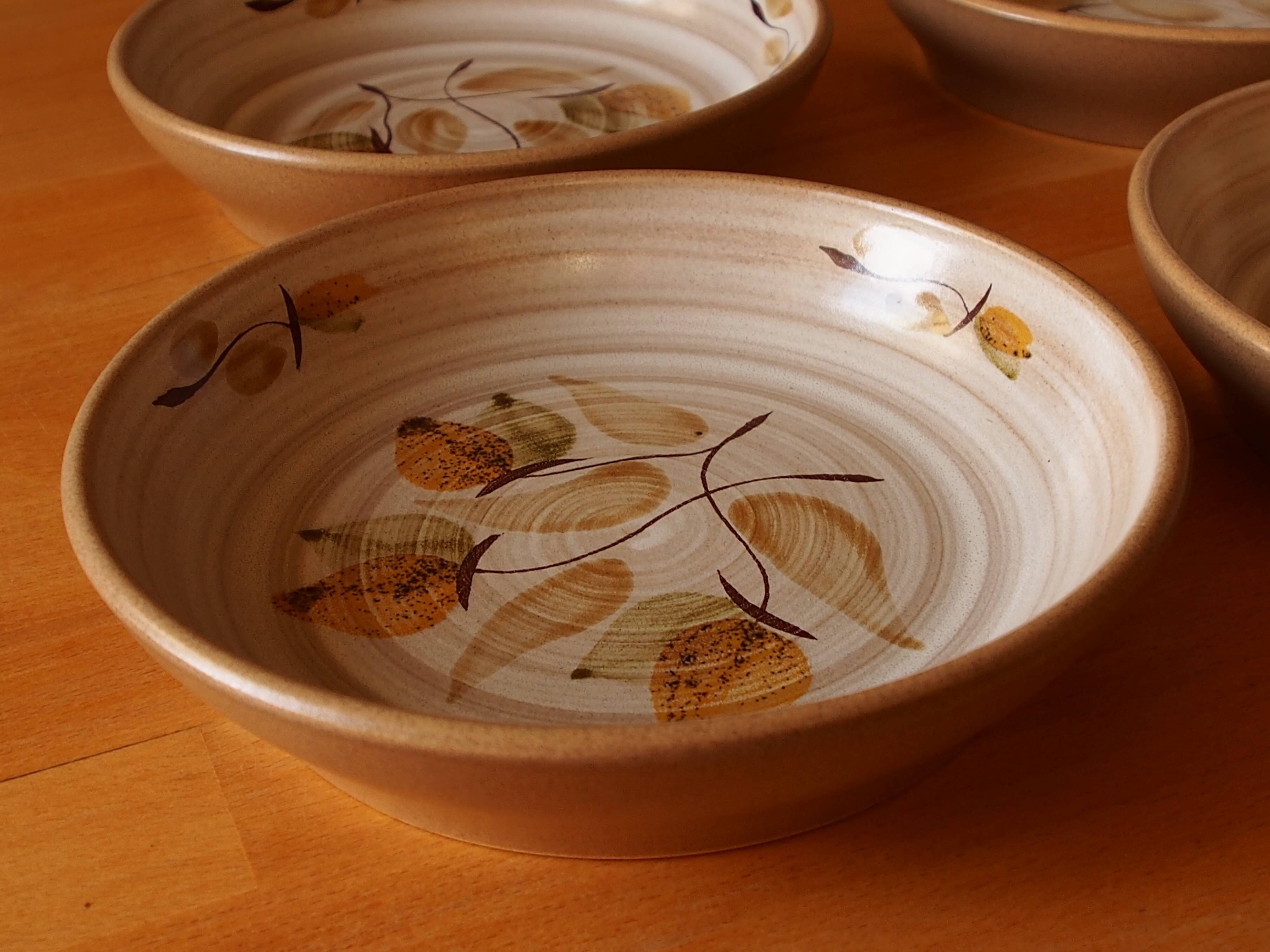 Four bowl-shaped plates in vintage Niderviller stoneware with plant decoration