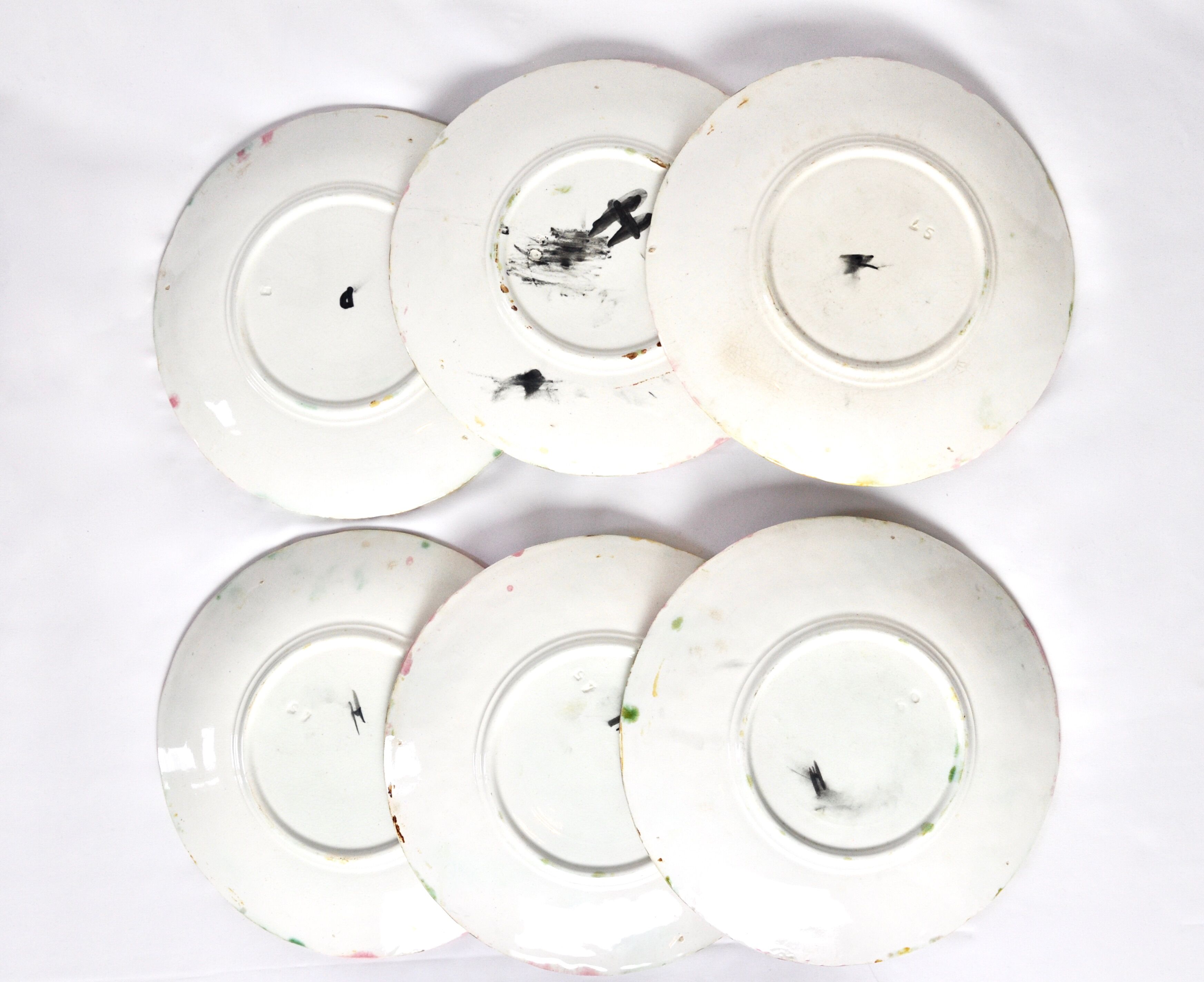 6 colorful plates in dabbling