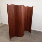 Undulating slatted screen