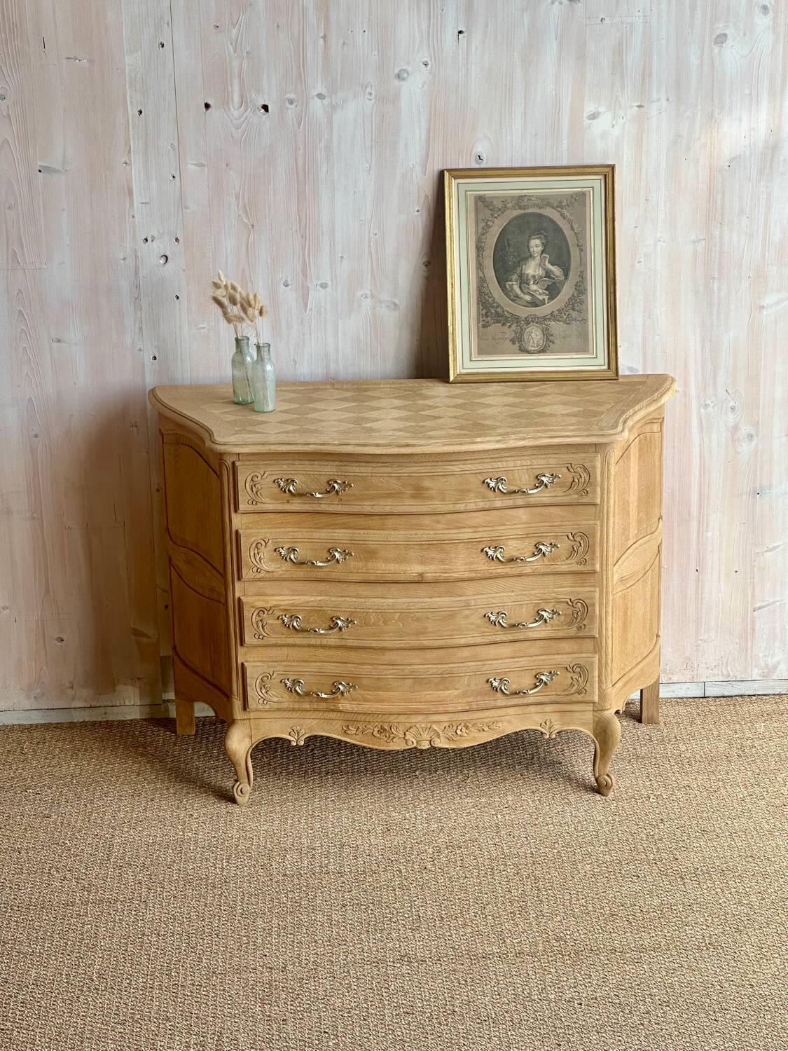 Louis XV provincial commode in solid oak – marquetry top