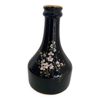 Black vase with flowers