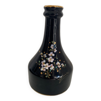 Vase noir avec fleurs