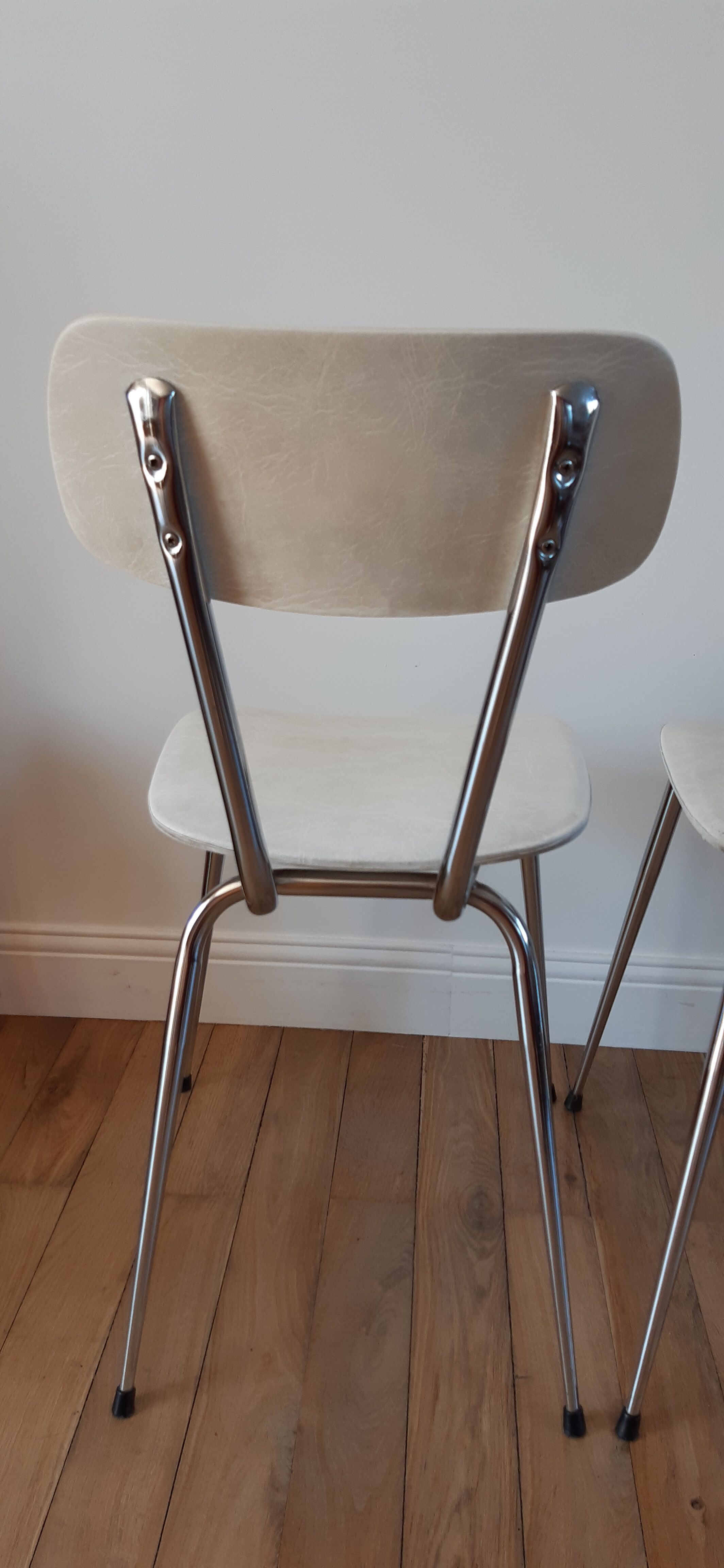 Duo of chairs in skaï, 60-70s