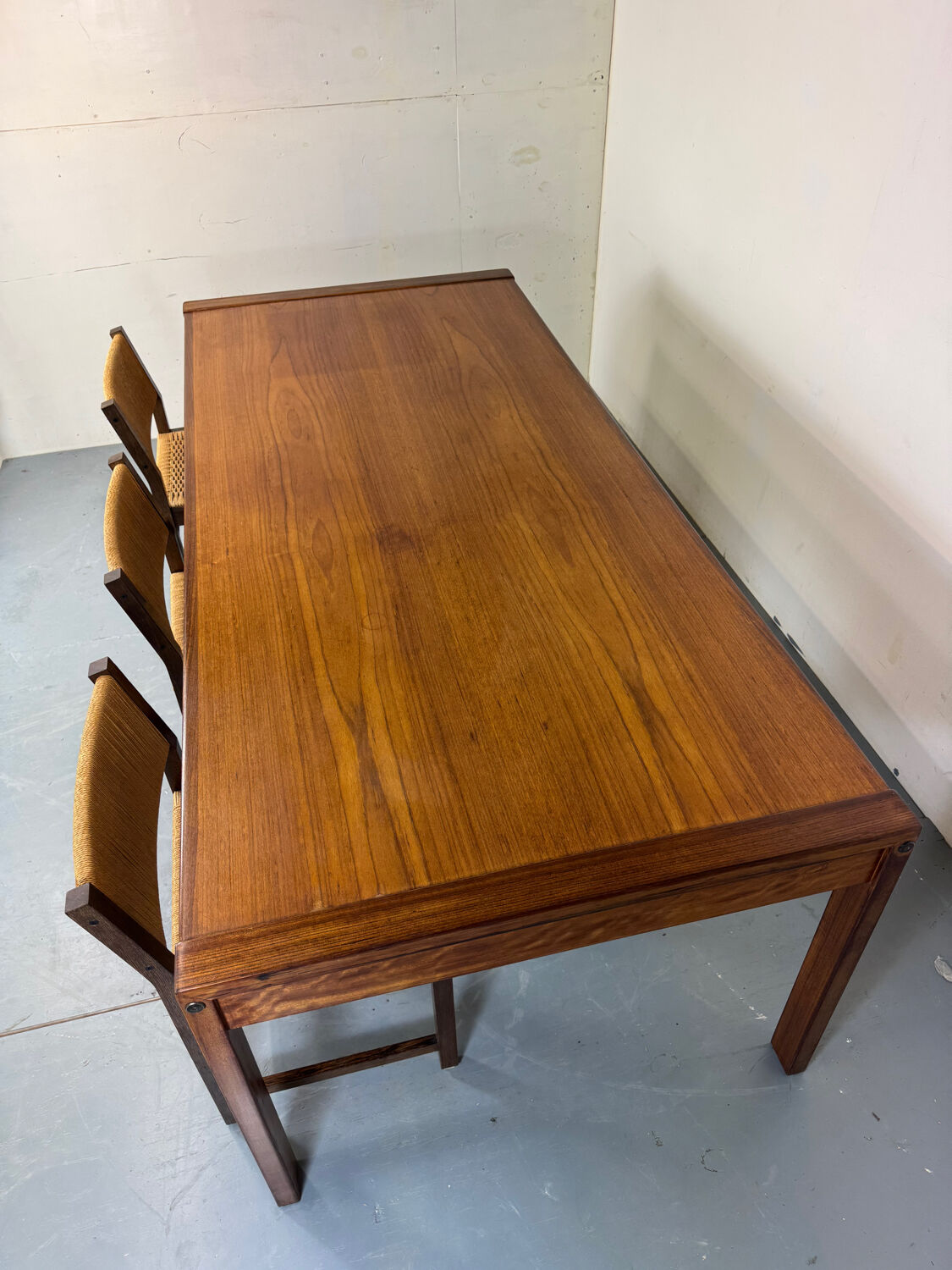 Grande table à manger en teck de style danois du milieu du siècle, années 1960