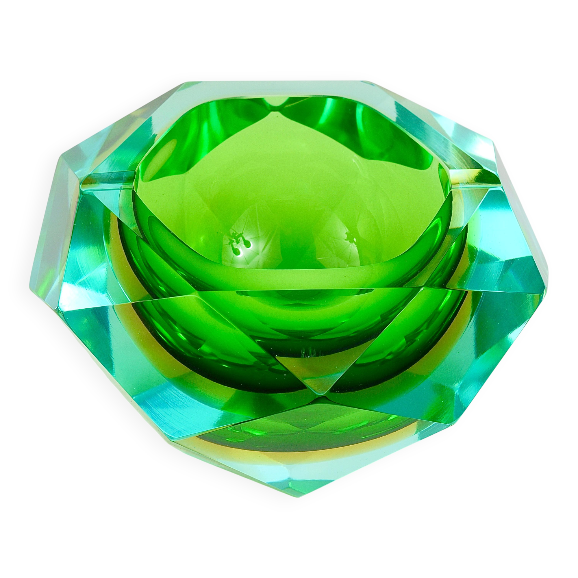 Faceted diamond ashtray in colour from the 1960s by Flavio Poli for Seguso, Murano, Italy.