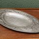 Plat en étain repoussé, art déco
