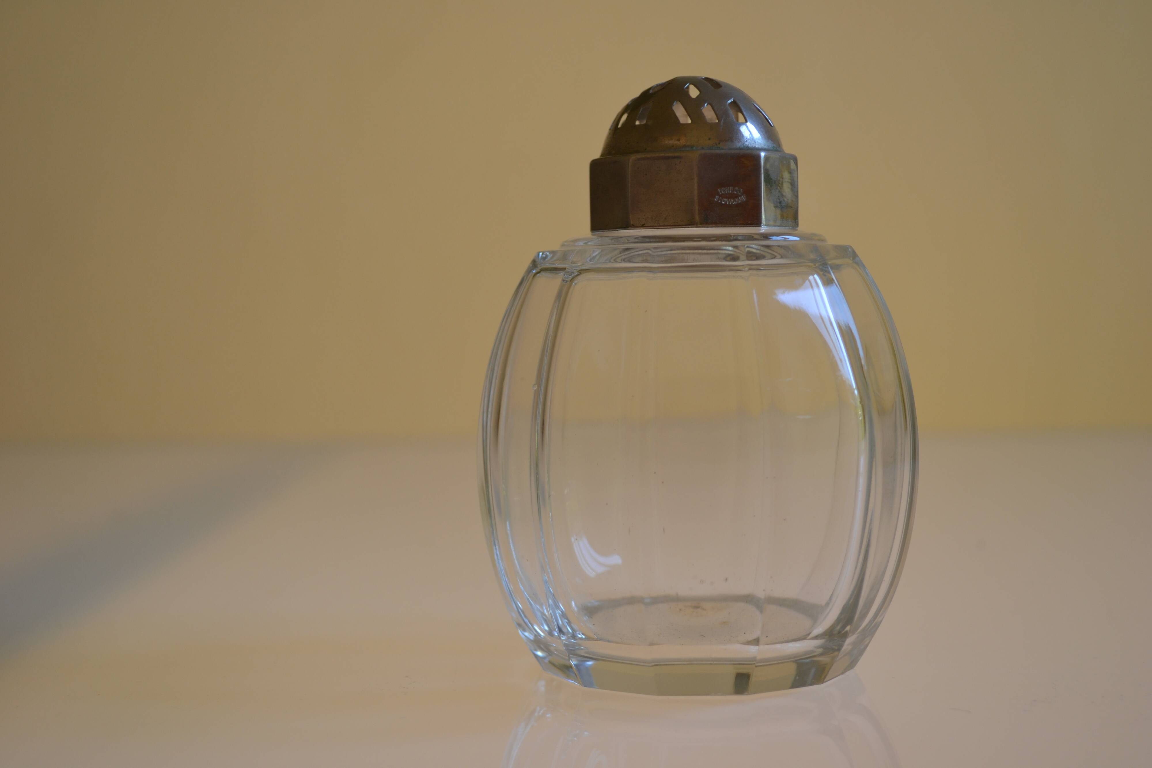 Sucrier Saupoudreuse Art Déco en verre de Tchécoslovaquie