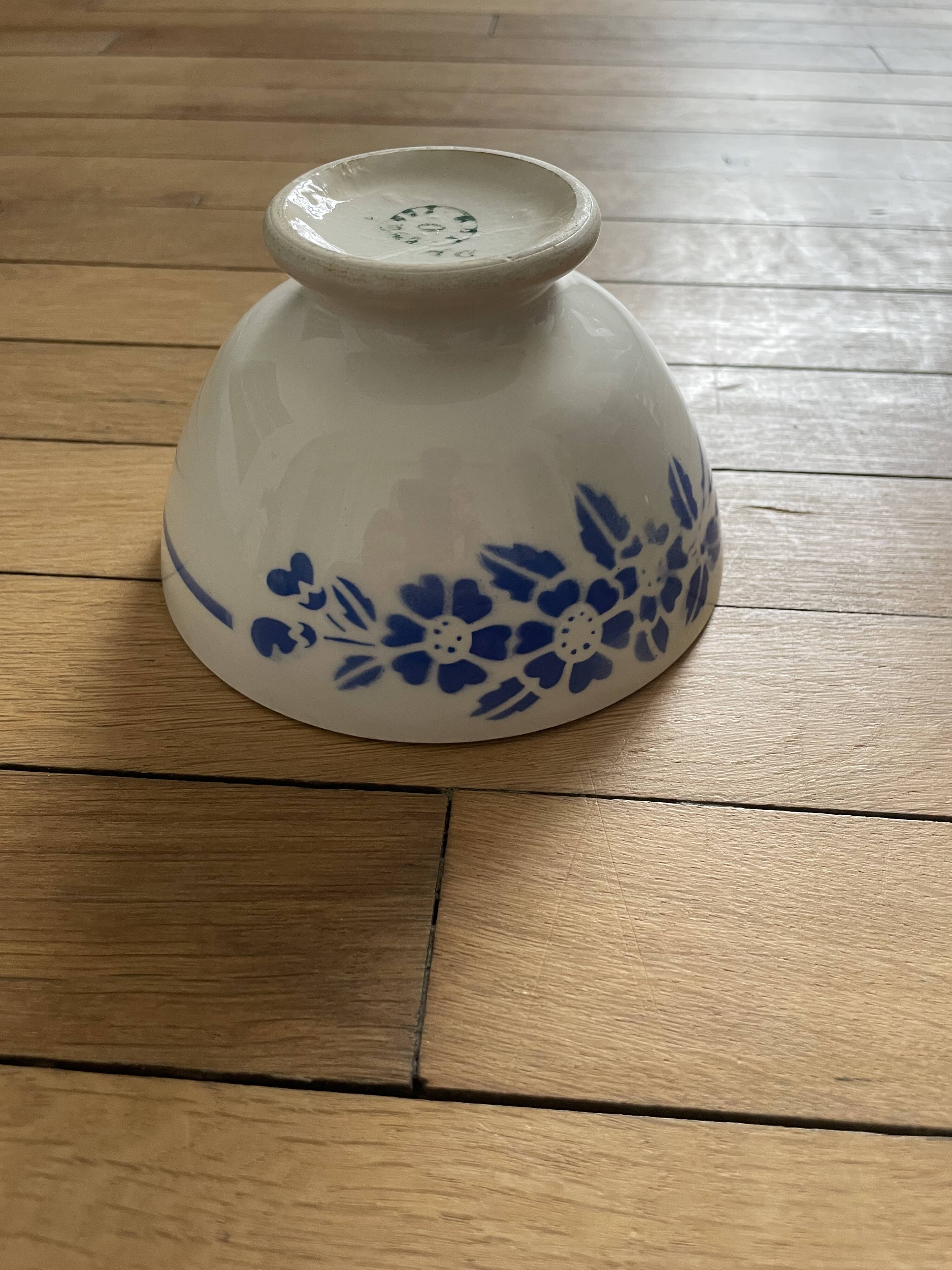 Bowl on pedestal 251013