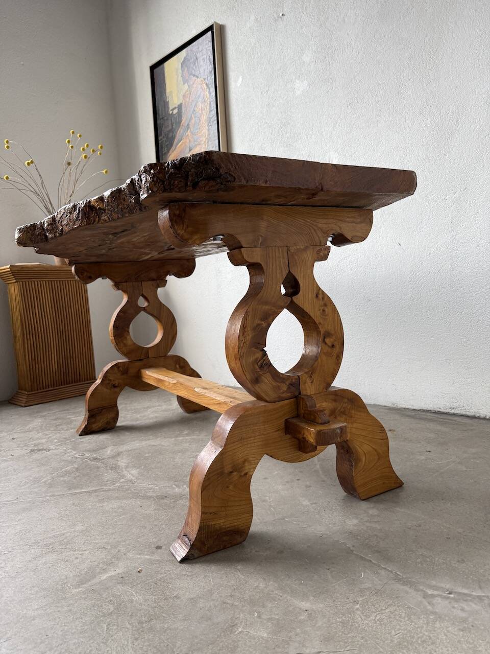 Table artisanale en orme massif, art populaire