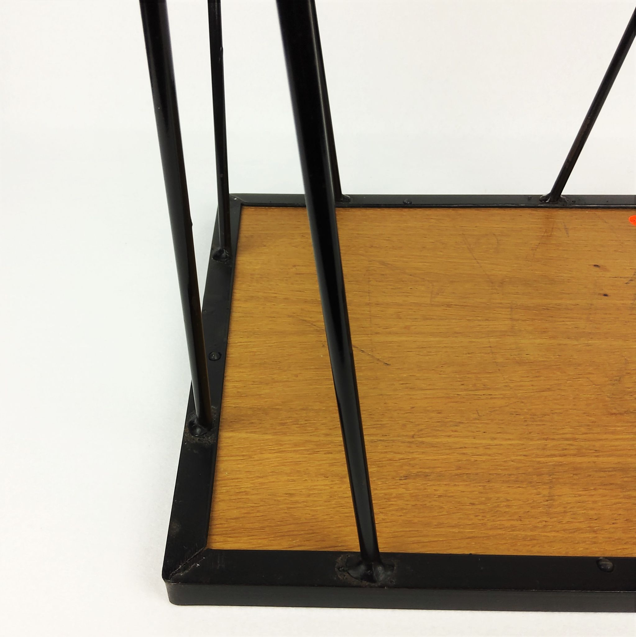 Table d’appoint chêne et métal noir 1950