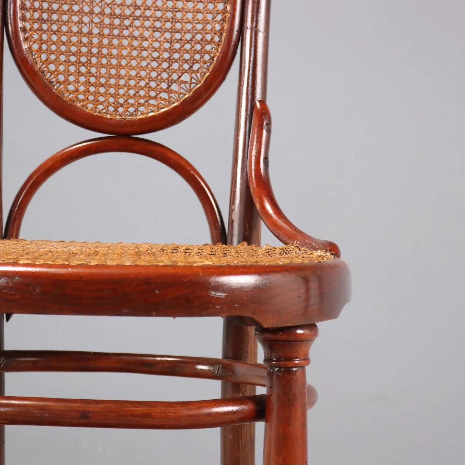 Lot de quatre chaises Thonet anciennes en hêtre cintré teinté acajou, Vienne, XXe siècle
