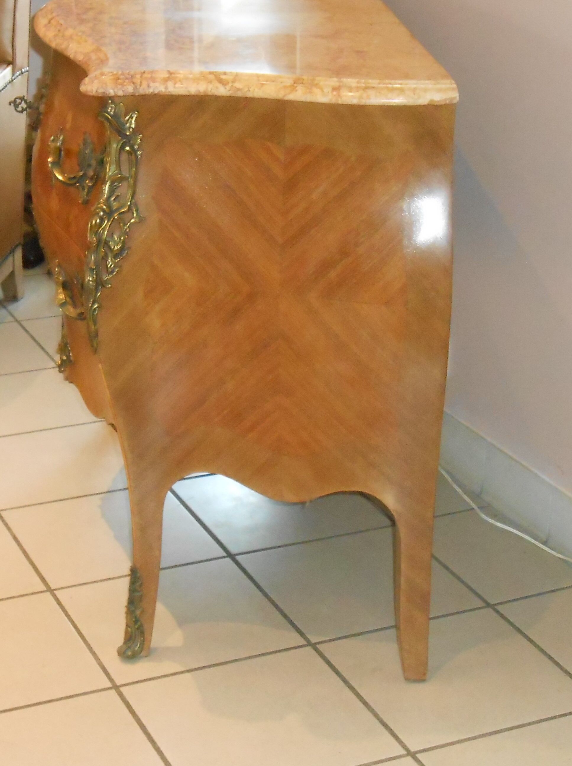 Commode galbée style Louis XV