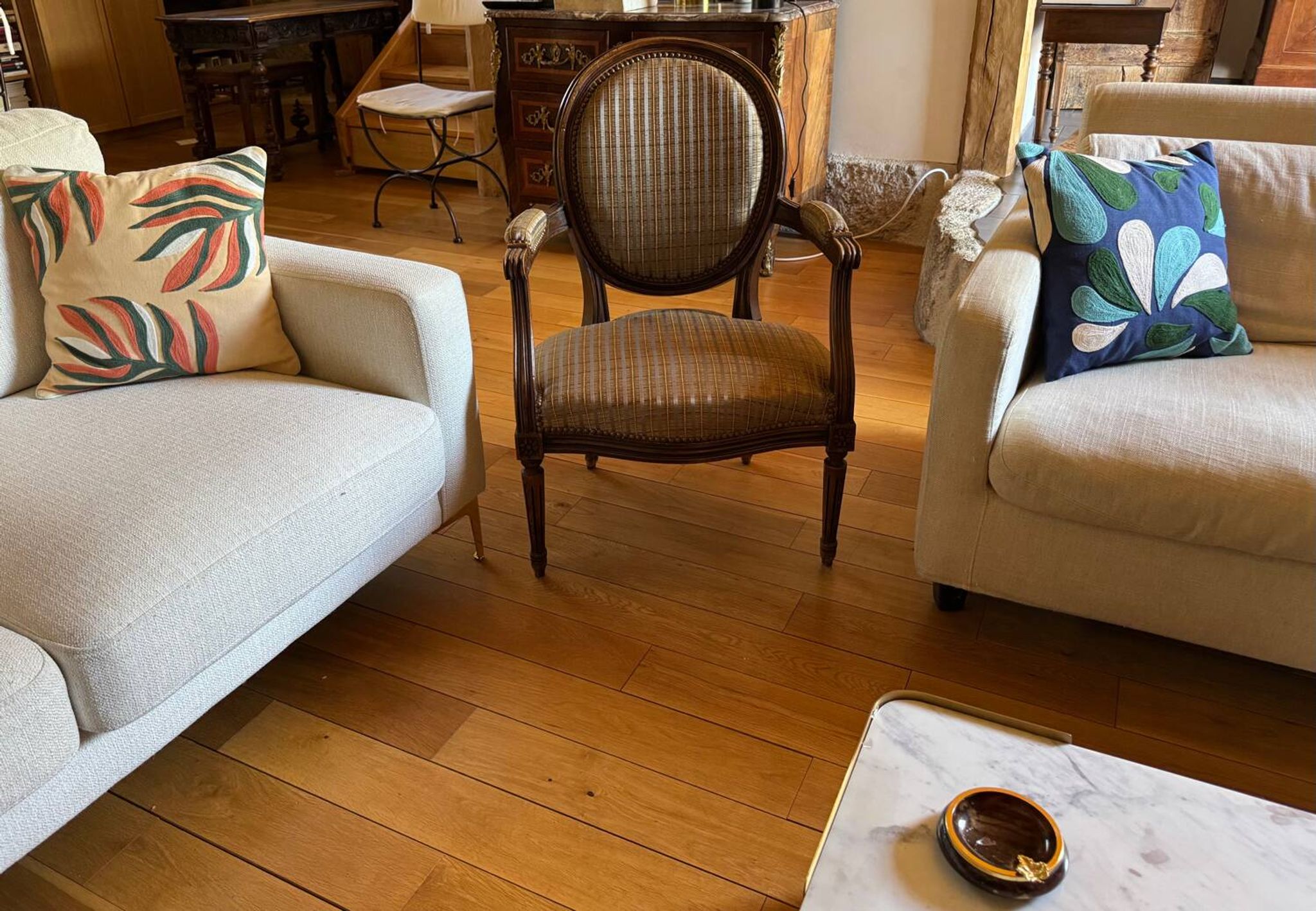 Paire de fauteuils cabriolet Louis XVI – dossier médaillon