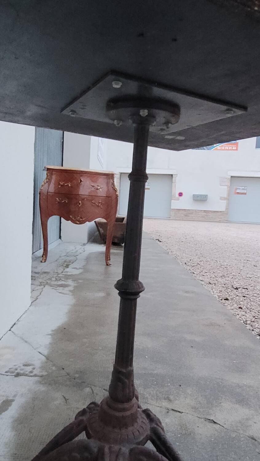 Bistro pedestal table in marble and cast iron lion paws