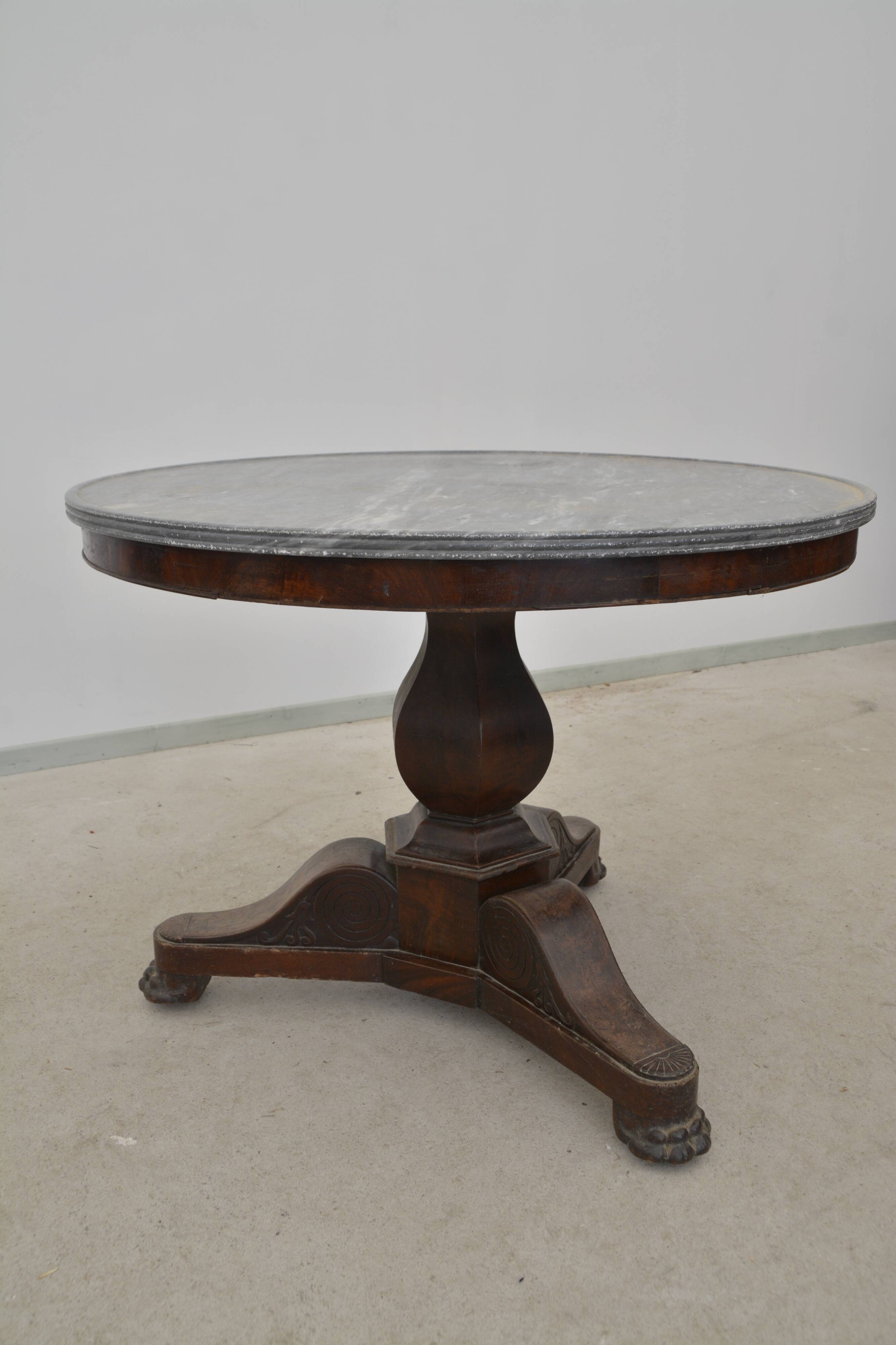 Round table in wood and marble