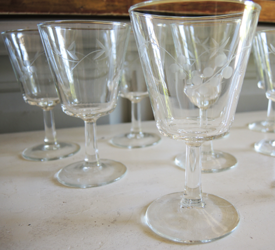 Service of 33 glasses on foot and carafe