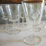 Service de 33 verres à pied et carafe