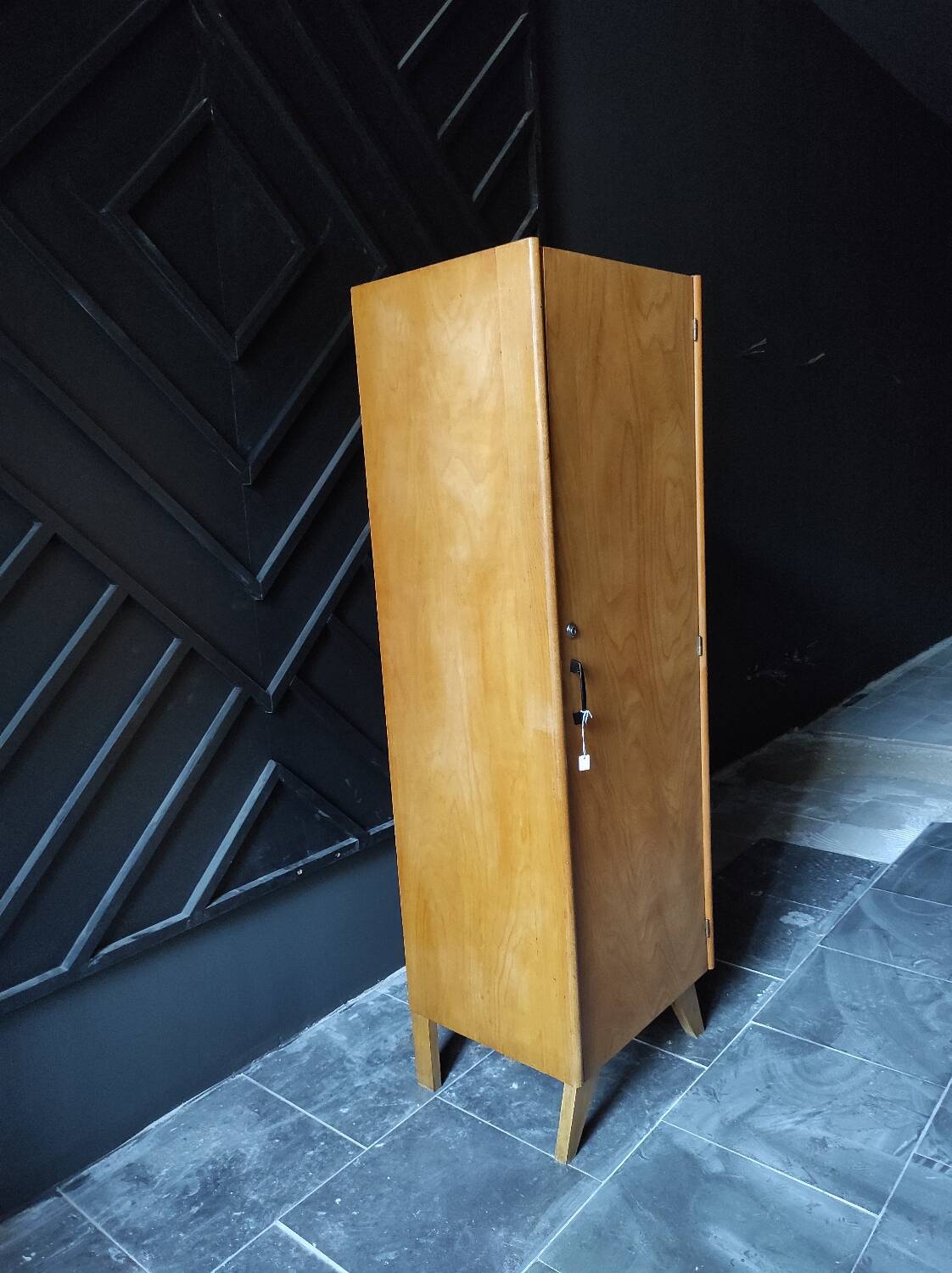 Small wardrobe with compass feet
