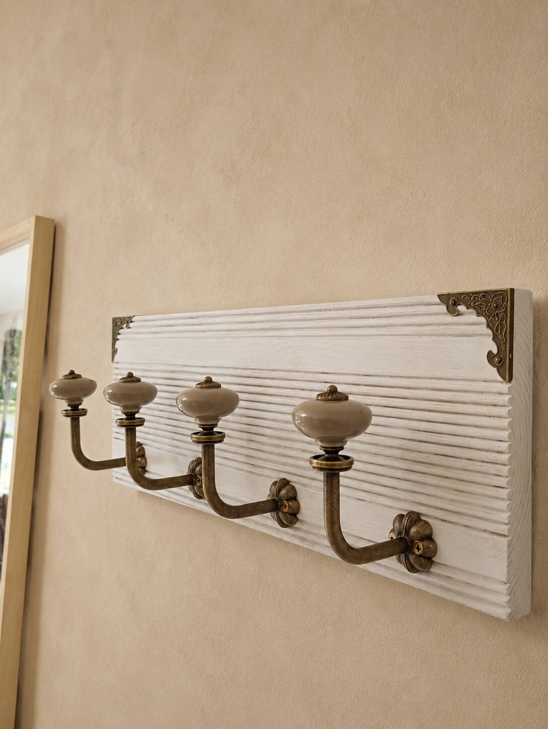 Vintage wall coat rack 40 cm – 4 metal hooks and ceramic knobs