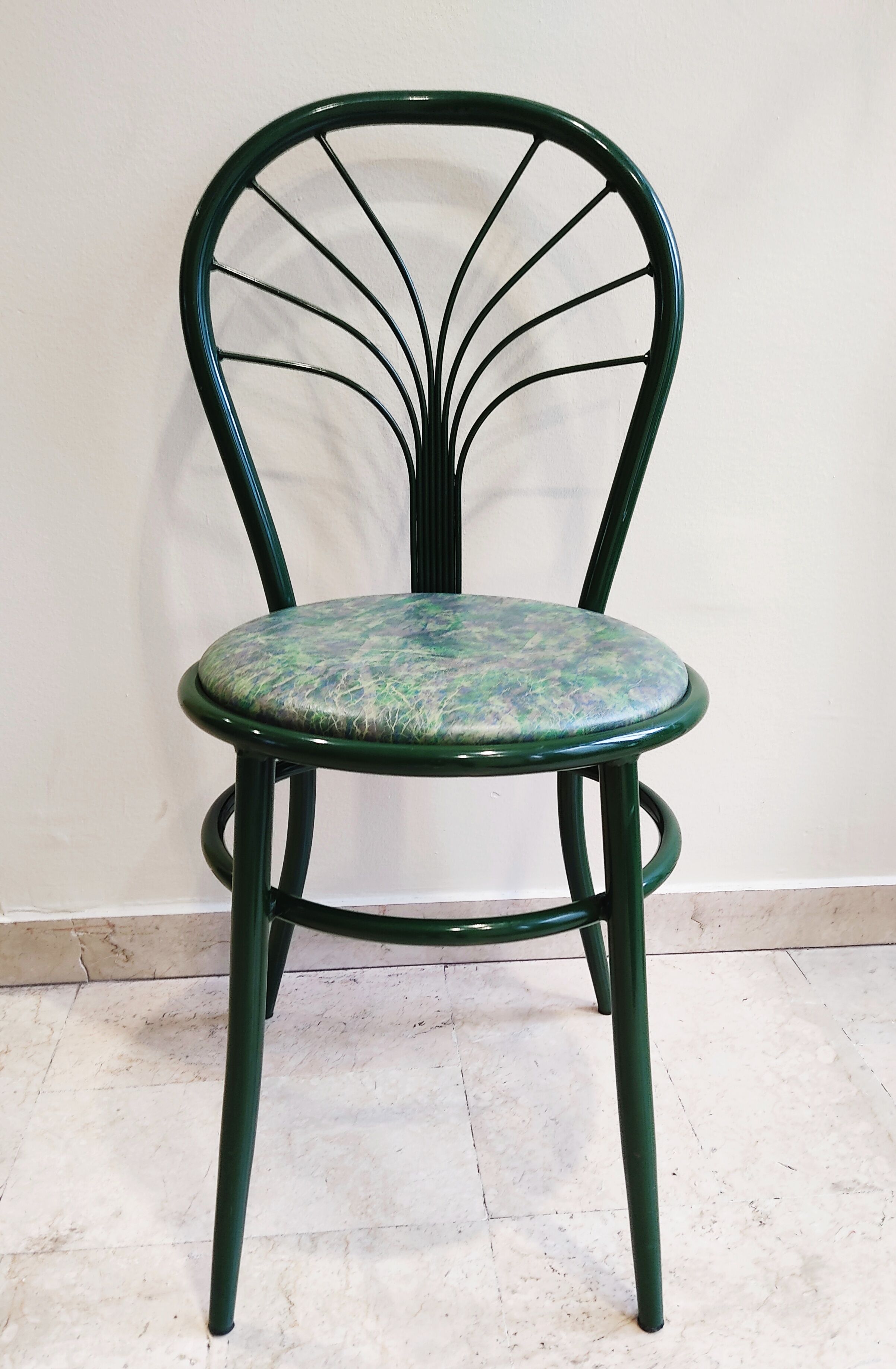 Table à manger en marbre, pieds fonte verts et 4 chaises tube acier assorties revêtement simili cuir