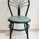 Table à manger en marbre, pieds fonte verts et 4 chaises tube acier assorties revêtement simili cuir