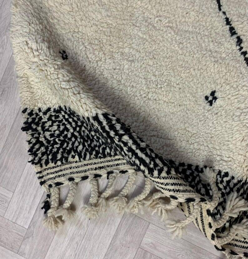 Moroccan rug in natural wool, 250cm x 150cm