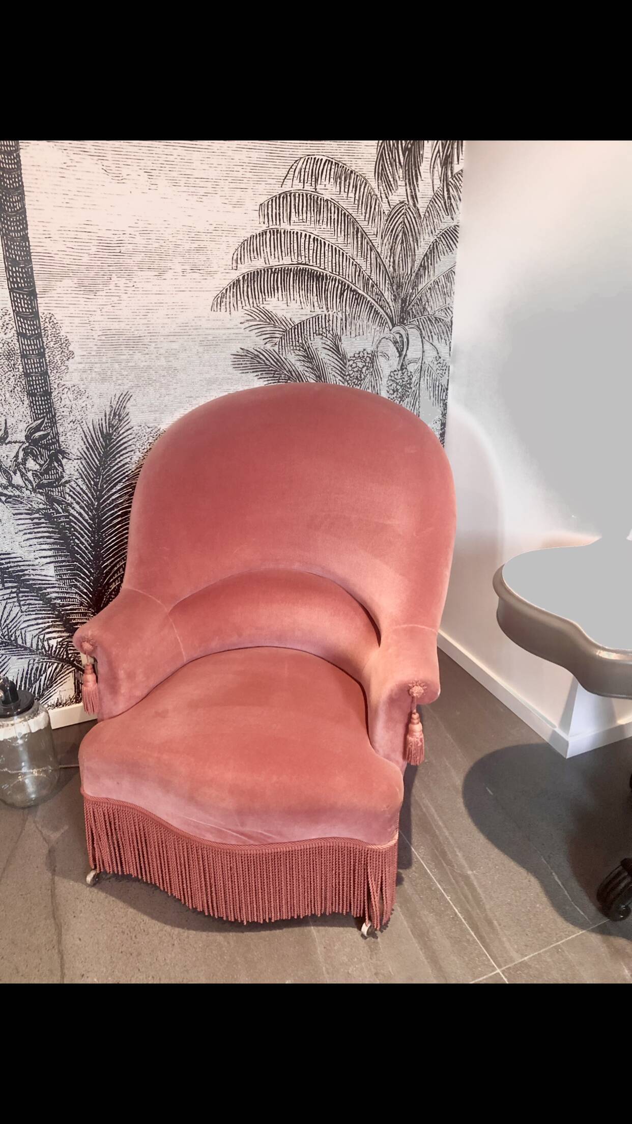 Raspberry toad chair
