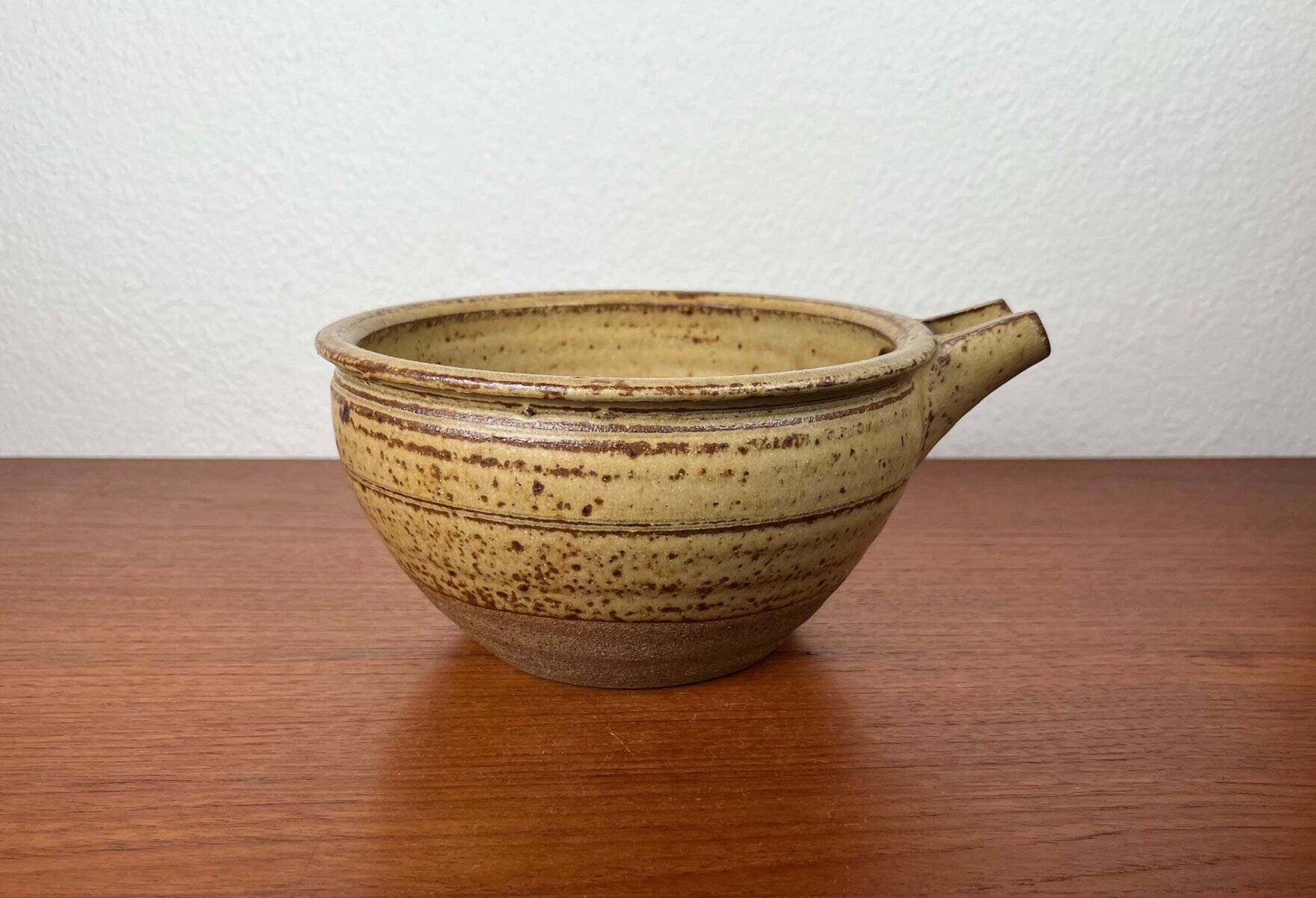 Mid-century modern British studio pottery bowl by Richard Batterham, 1960s.