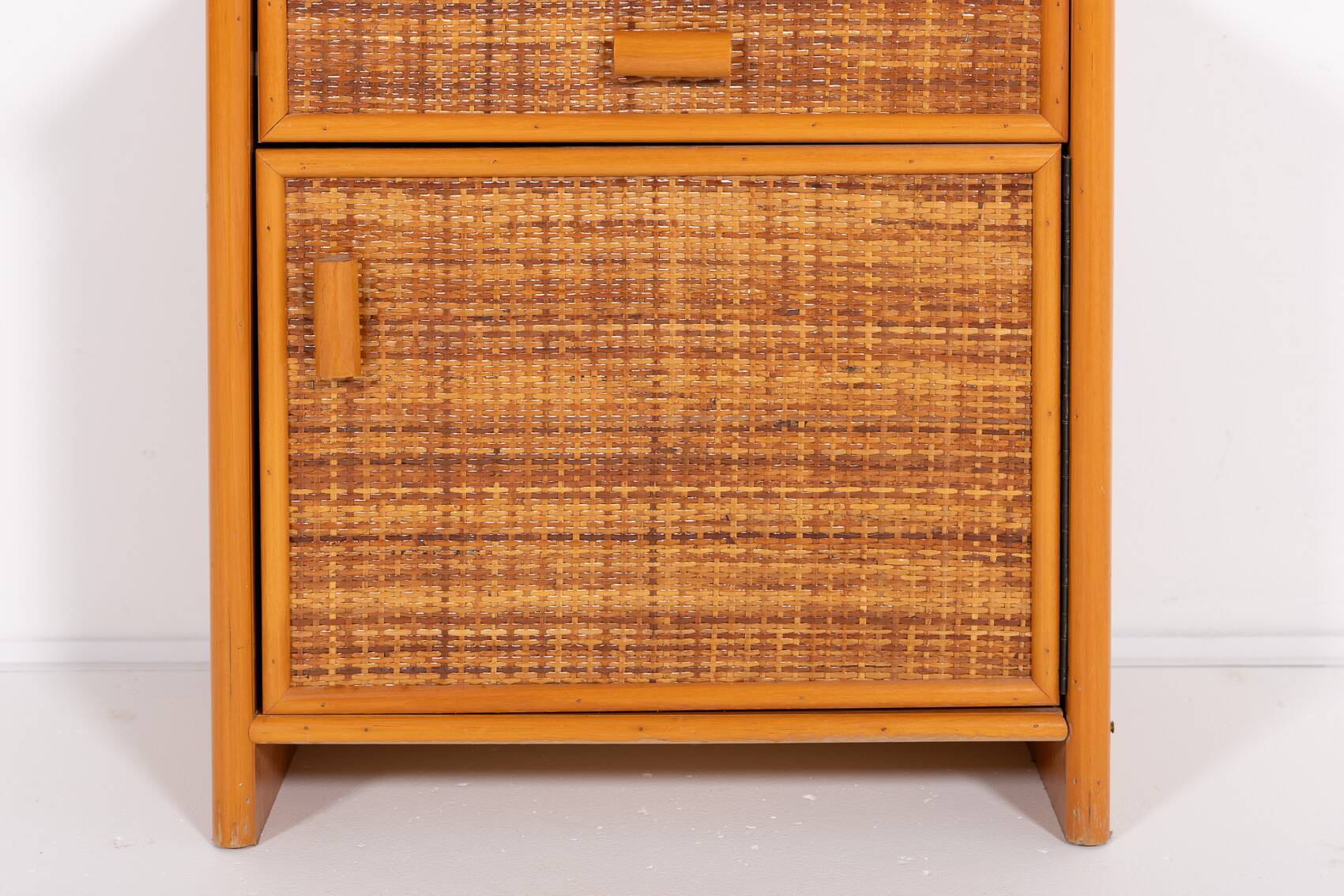 Armoire vintage en rotin et osier