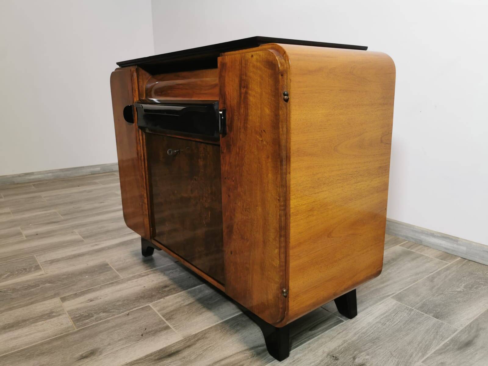 Armoire Gramophone par Jindrich Halabala
