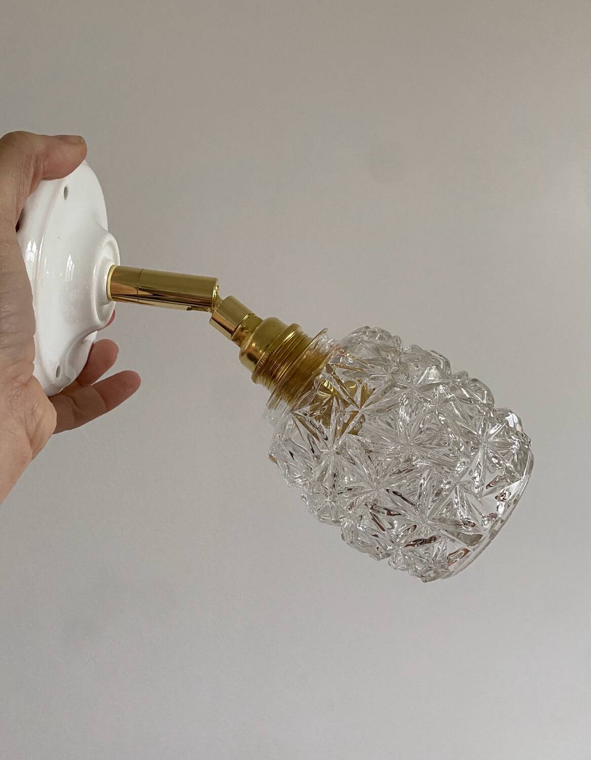 Paire d’appliques murales avec globes vintage en verre