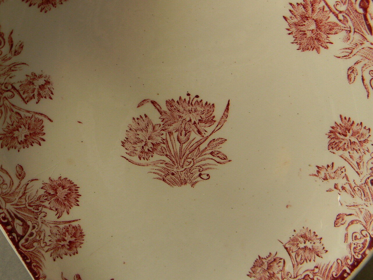 Ravier old in faience. Carnation decoration