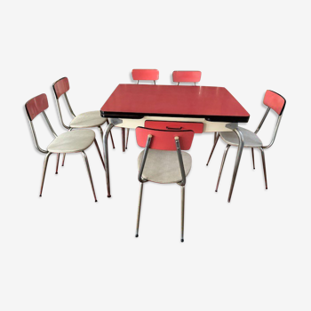 Table chaises et meubles de cuisine en formica rouge et noir