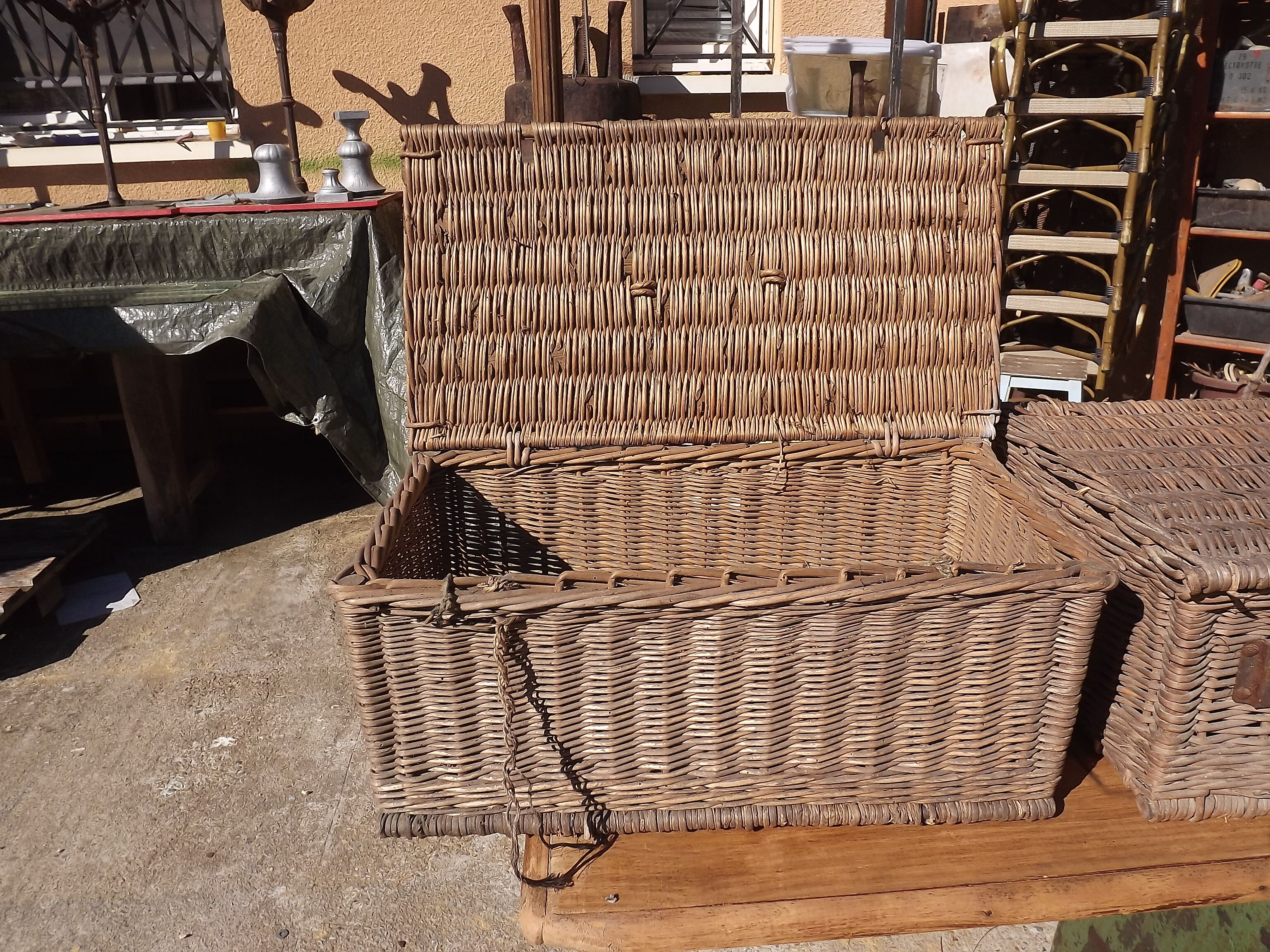 3 panières, old Wicker suitcases