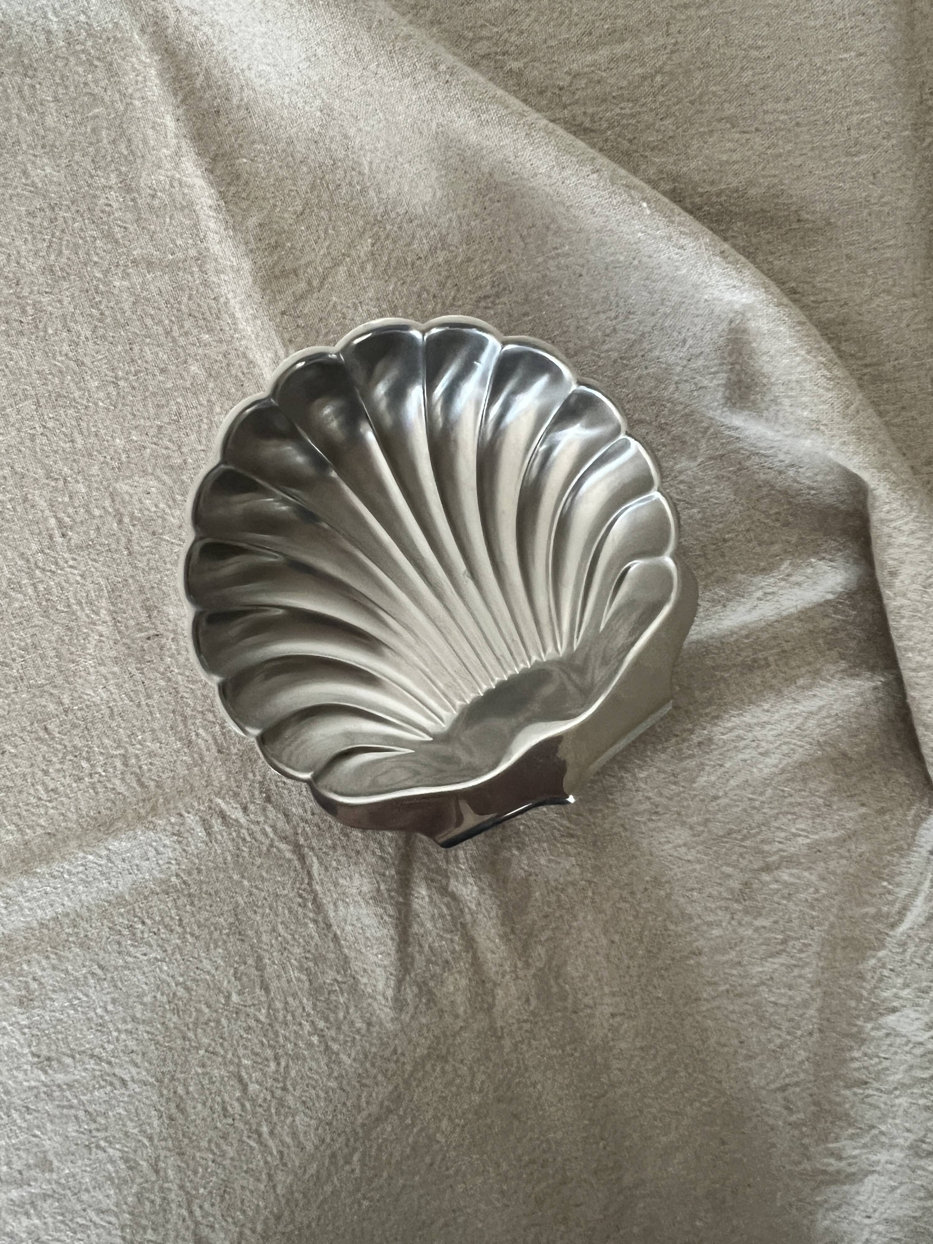 vintage shell-shaped bowl / empty pocket in metal (stainless steel)