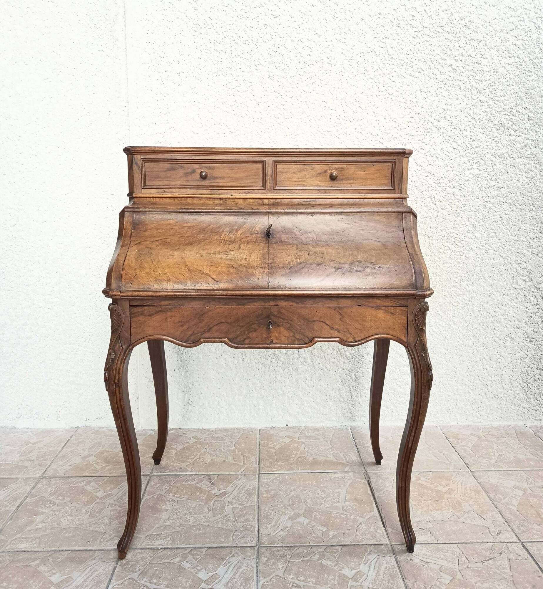 Louis XV slant-top desk in walnut, 19th century.
