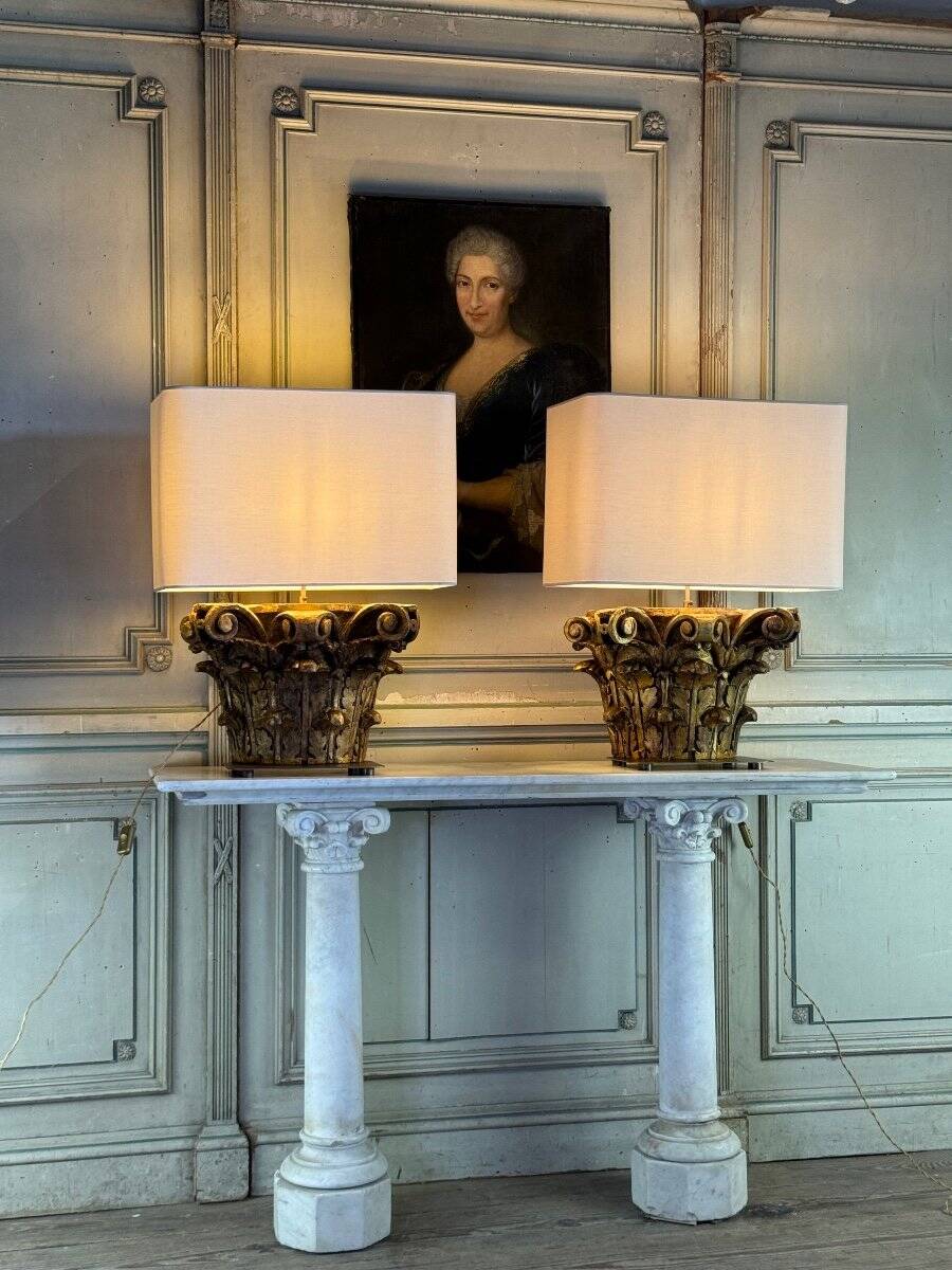 Pair of table lamps, half Corinthian capitals in carved and gilded wood, 18th century