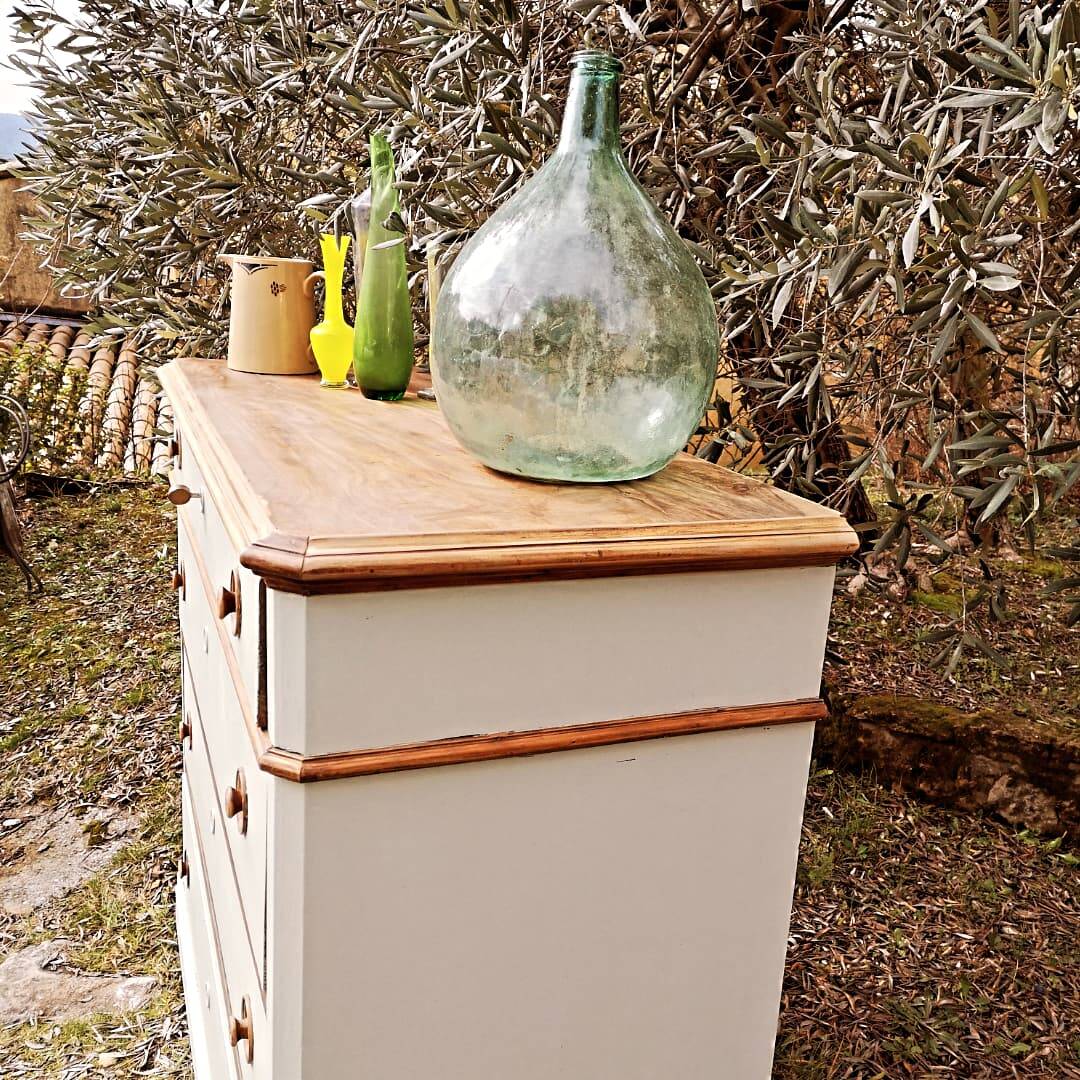 Oak chest of drawers