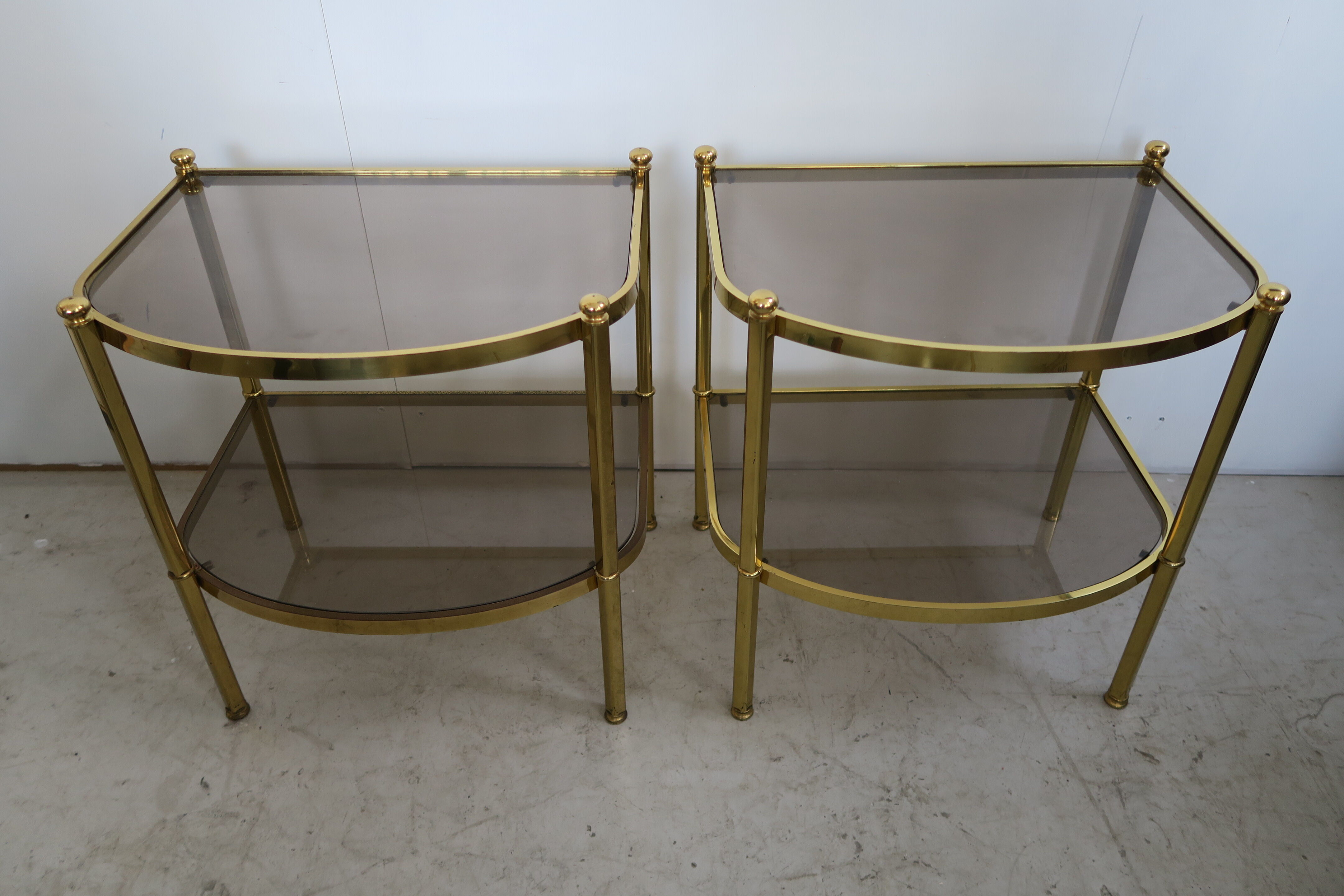 Paire de tables d’appoint en laiton et verre fumant des années 70