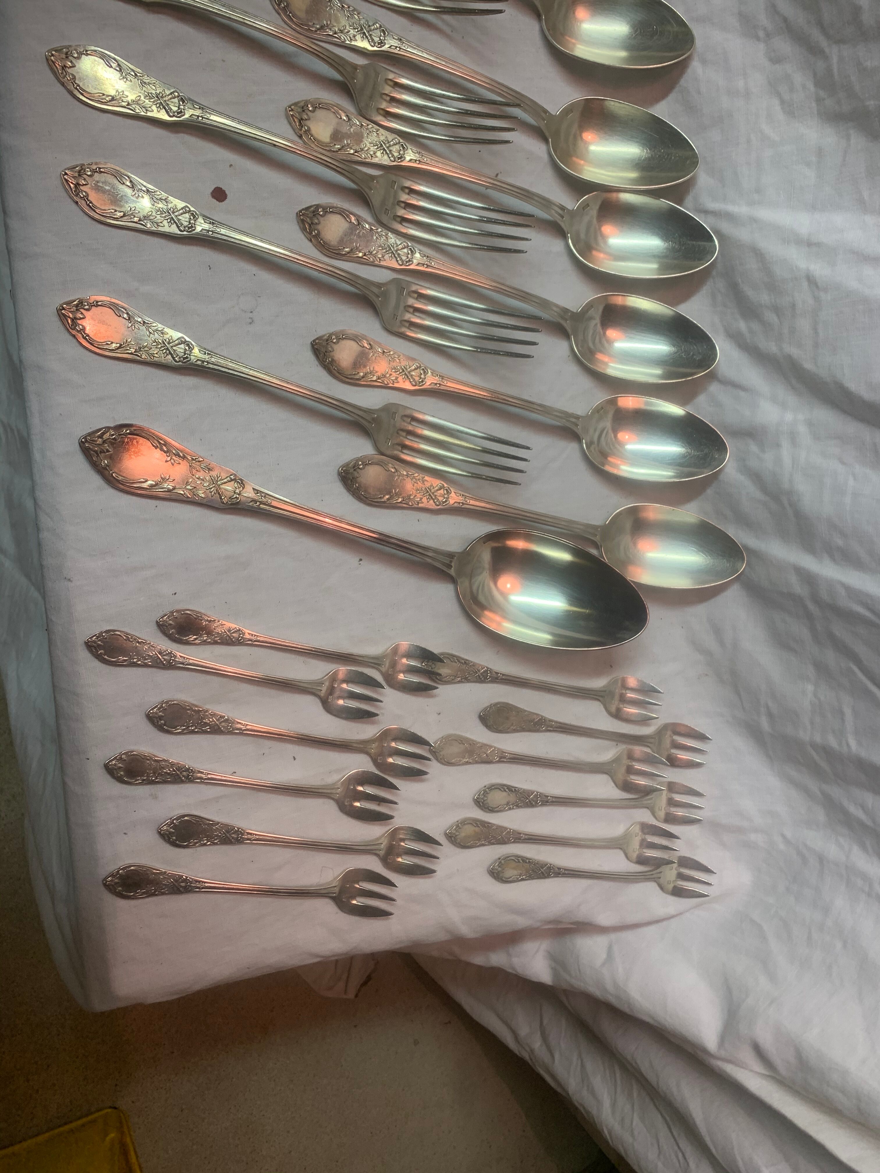 37 couverts en métal argenté