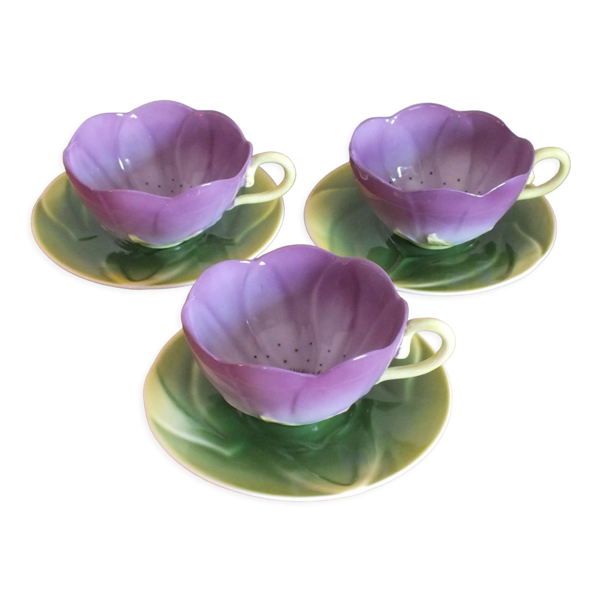3 purple cups, porcelain flowers Geneviève Lethu