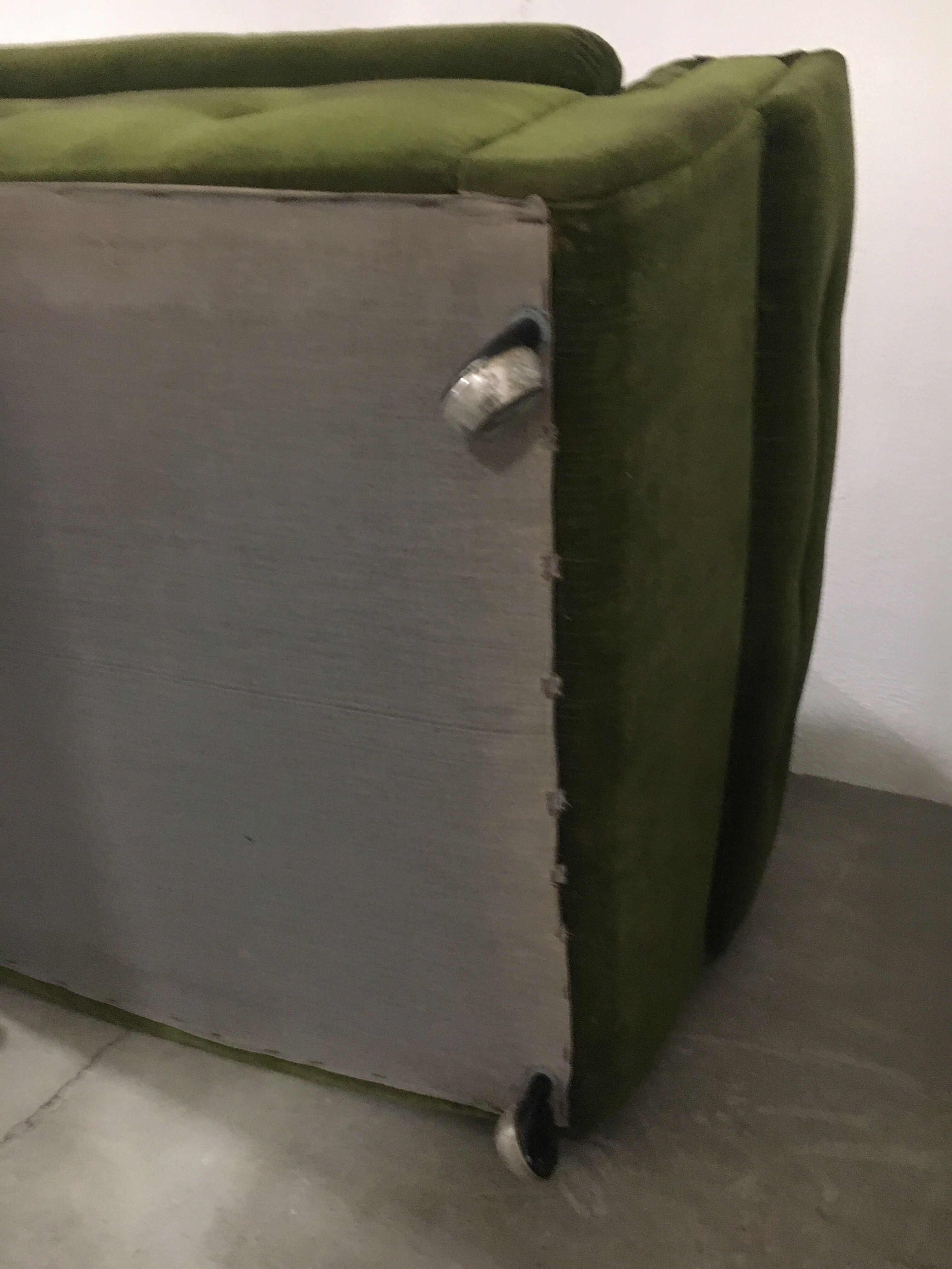 Paire de fauteuils, velours vert à roulettes, des années 70