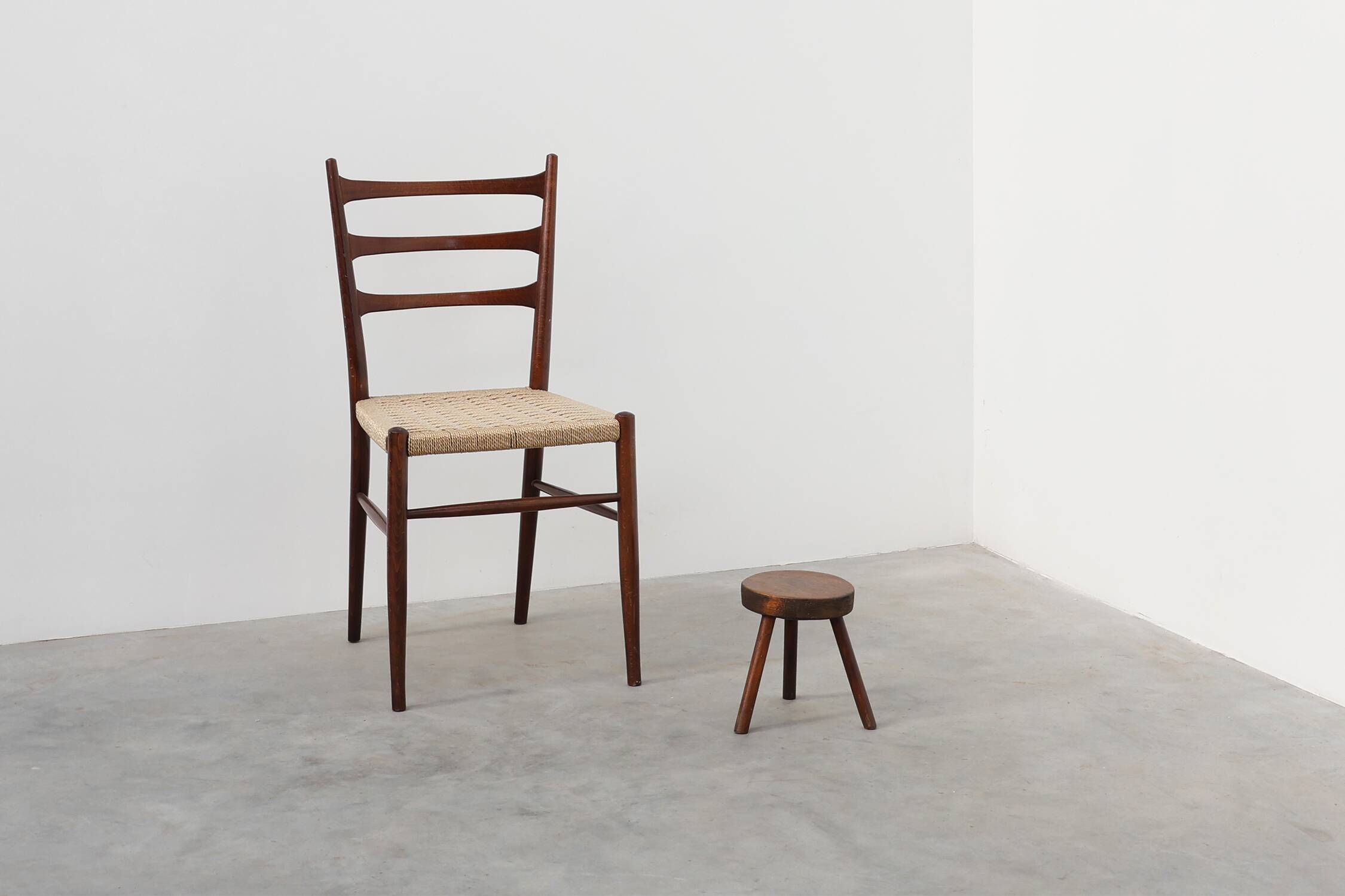 Tabouret trépied en chêne rustique, France, vers 1900