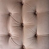 Rests English feet in velvet