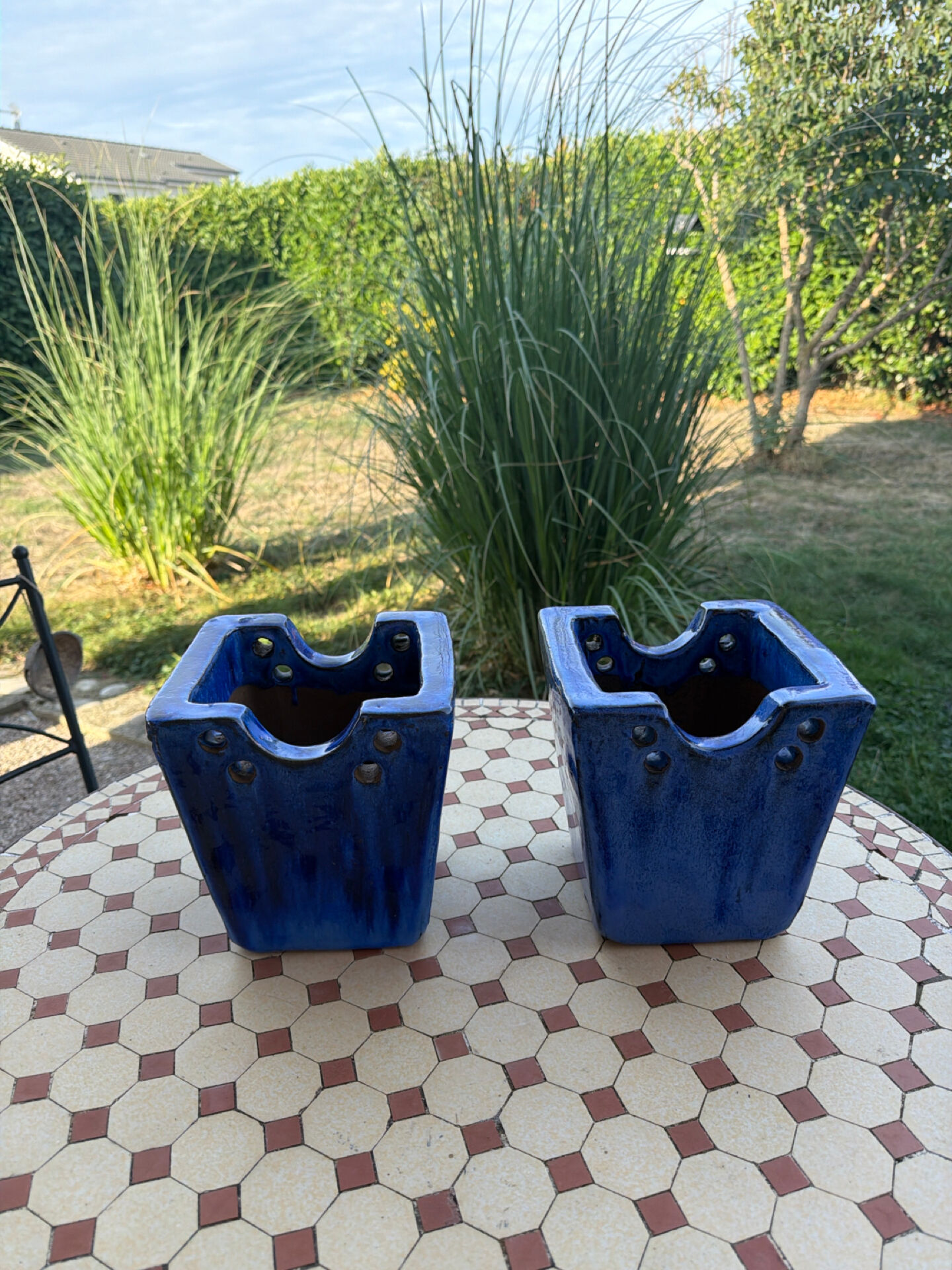 Set of two hanging pots in blue glazed ceramic.