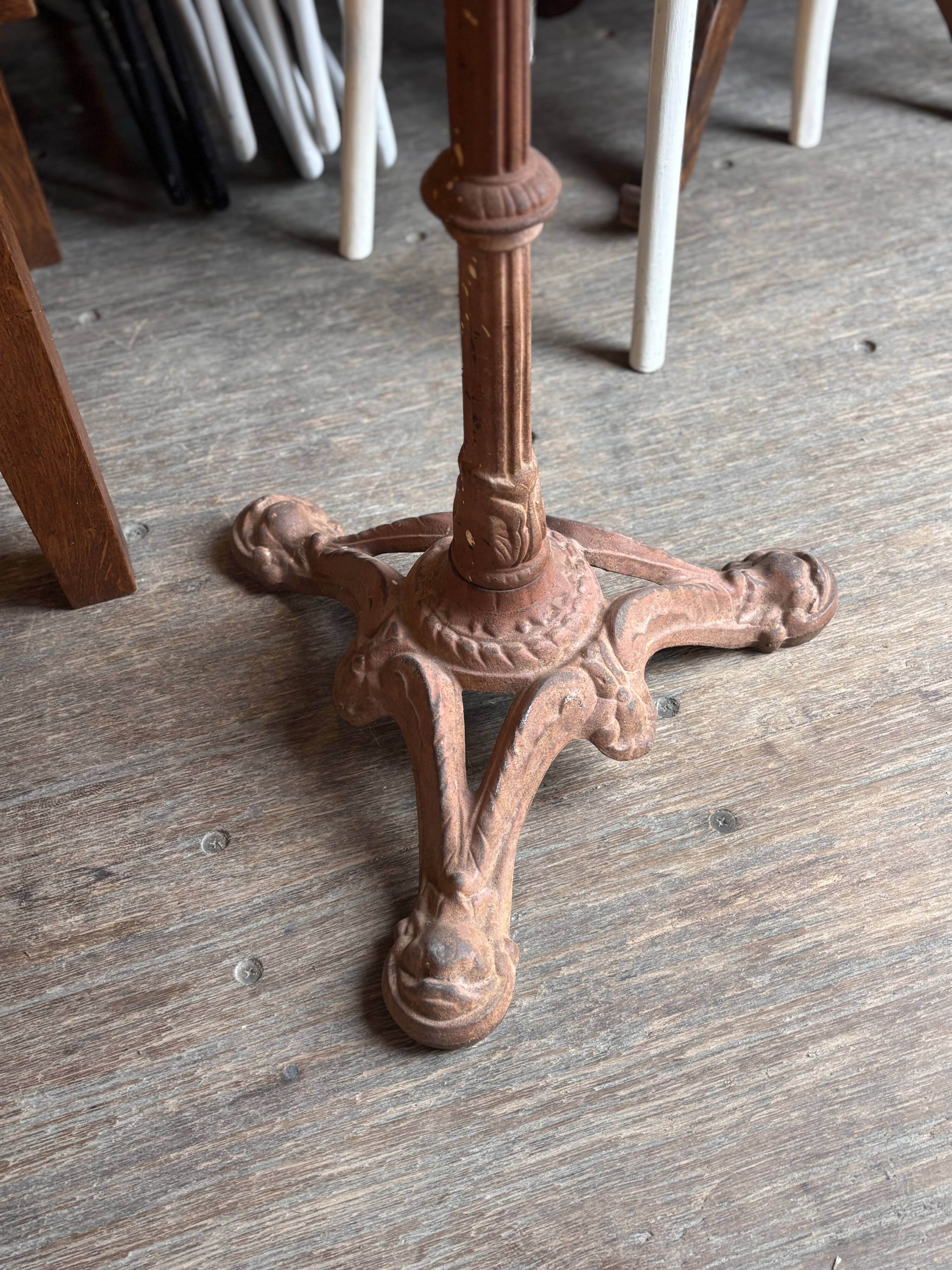 Guéridon pied en fonte et plateau imitant la pierre