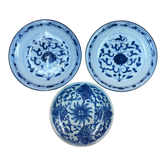 Lot de 3 petites assiettes décor bleu et blanc, Chine XIXe - idéogramme