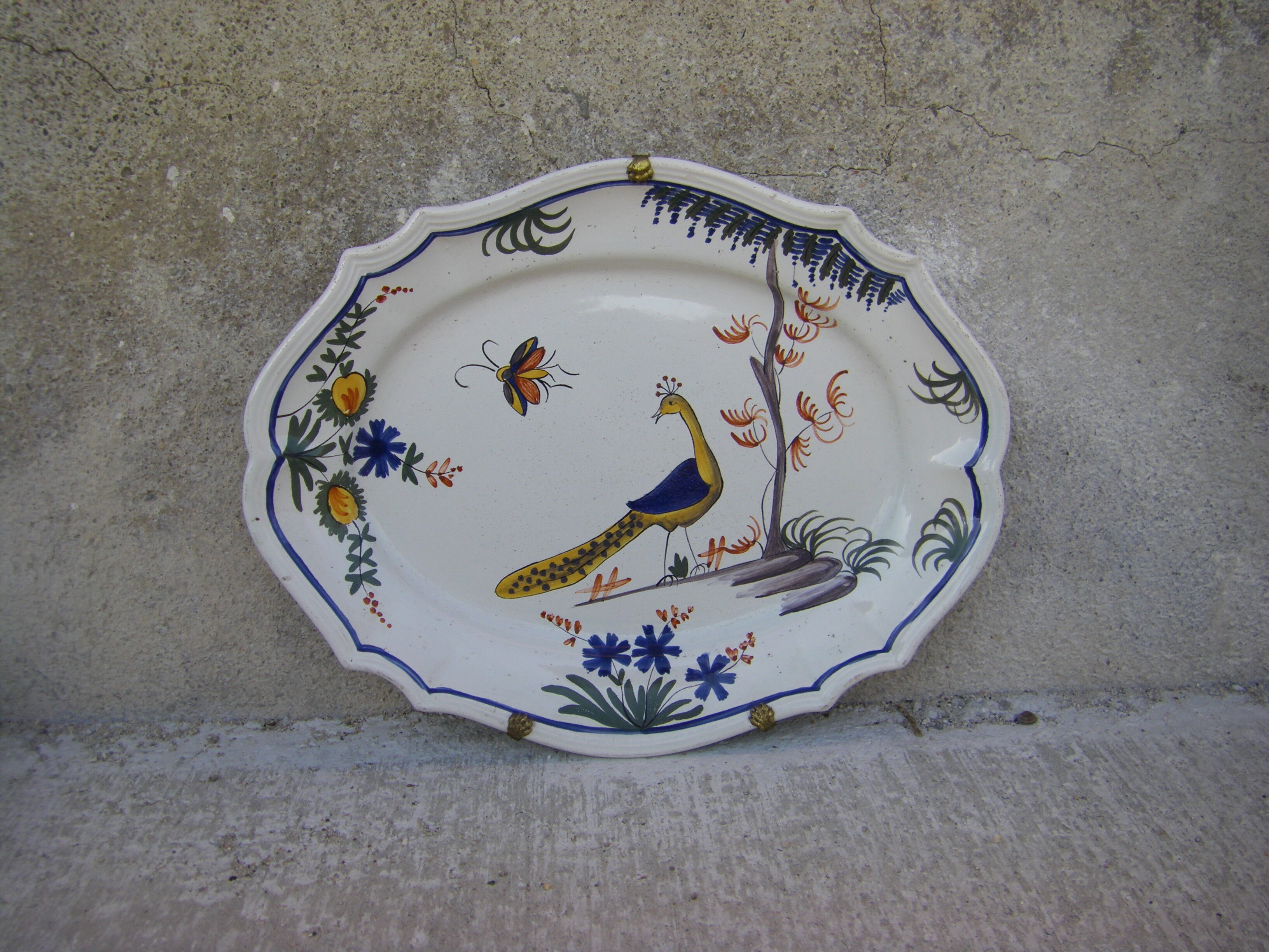 Flat with polylobed edge peacock decoration